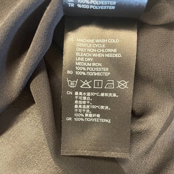 H&M Pin-tucked Blouse with 3/4 length Sleeve and V-Neck in Black, Size 8 - Picture 5 of 7